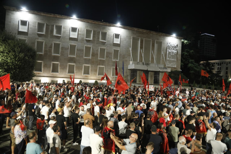 'Diaspora nuk ka për tia falur Ramës!  Shqiptarët e bashkuar pushteti i tmerruar! Dita e 105 e protestës në foto 