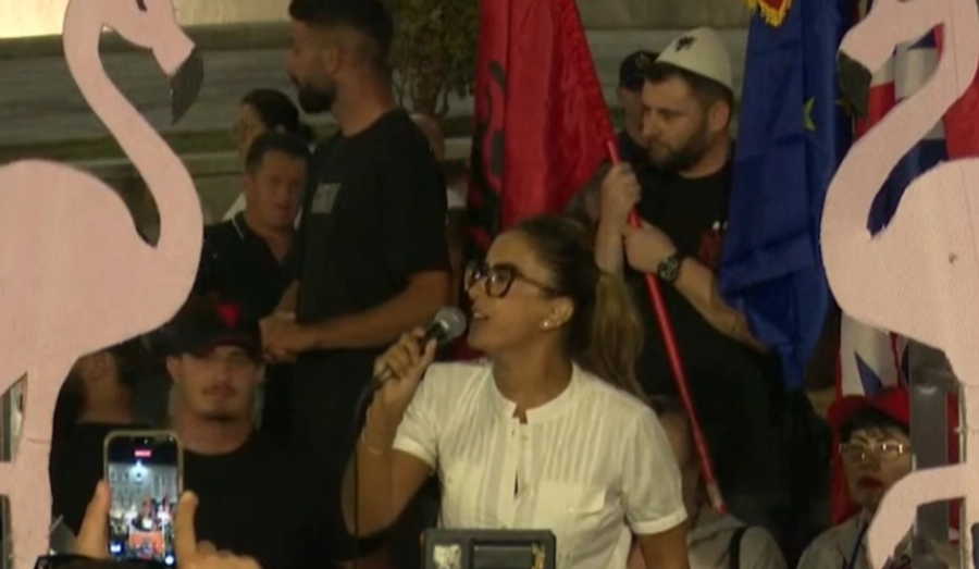 Shqiptarja nga Venecia: Rama kriminel! Nuk jemi popull dele, në shesh shoh luanë e luanesha
