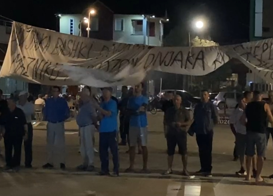 'Divjaka e qytetarëve, jo e tradhëtarëve' / Sot dita e 44-t e protestës kundër bashkimit me Lushnjën