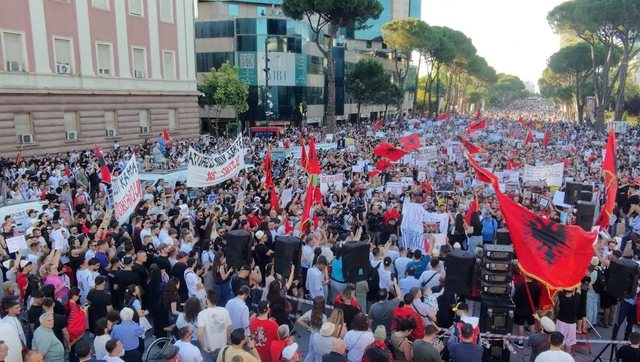 Diaspora zbret sërish në shesh, paralajmërohet revoltë masive