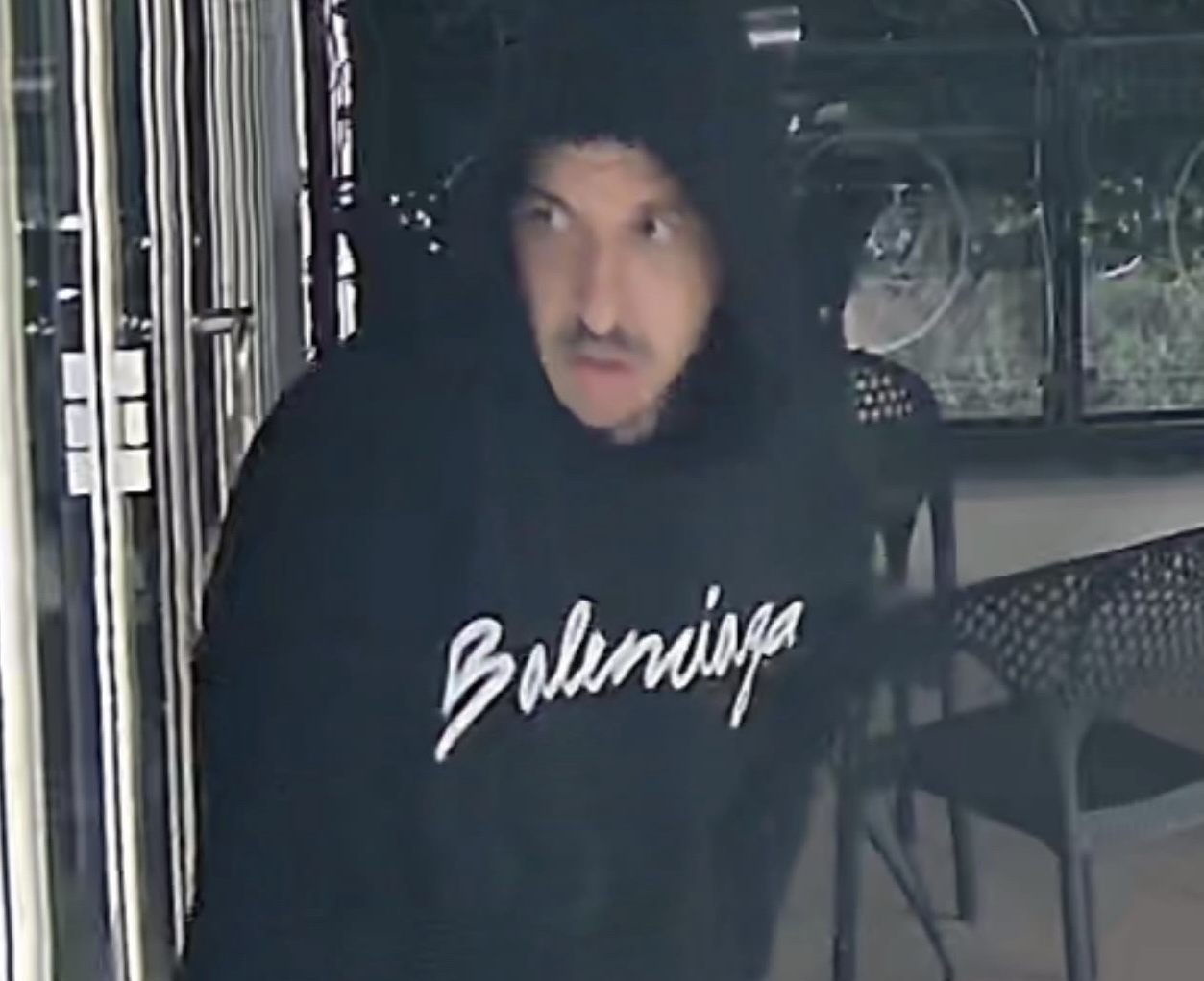 Ka vjedhur xhiron ditore të lokalit, ofrohet shpërblim kush gjen hajdutin me kapuç