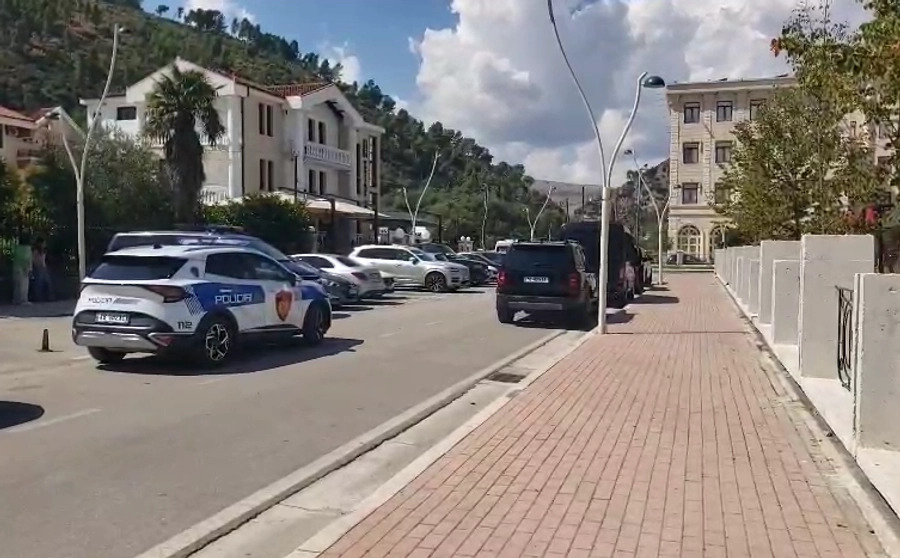 Rama u thotë ‘qepeni gojën’, banorët e Poliçanit braktisin dëgjesën e kryeministrit në Berat