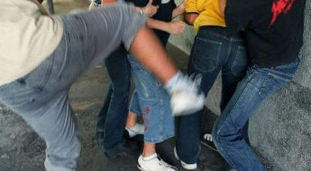 Sherr me thika në Athinë, përleshen 15 persona, mes tyre edhe shqiptarë