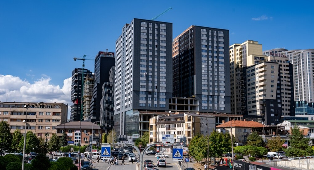 Çmimet lart, pazaret poshtë/ Dy anët e tregut të banesave