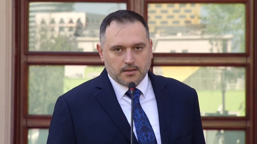 Ermal Raketa lexon në promter çfarë i shkruan Roni i Ramës: Në kuvend tha se armët janë në ‘luftë’, sot thotë po investojmë….