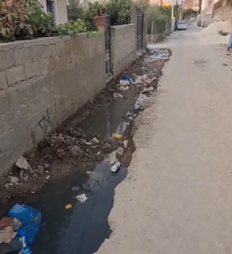 “2 muaj pa ujë”/ Punimet në Kombinat lënë banorët pa furnizim, tubacioni kryesor i dëmtuar