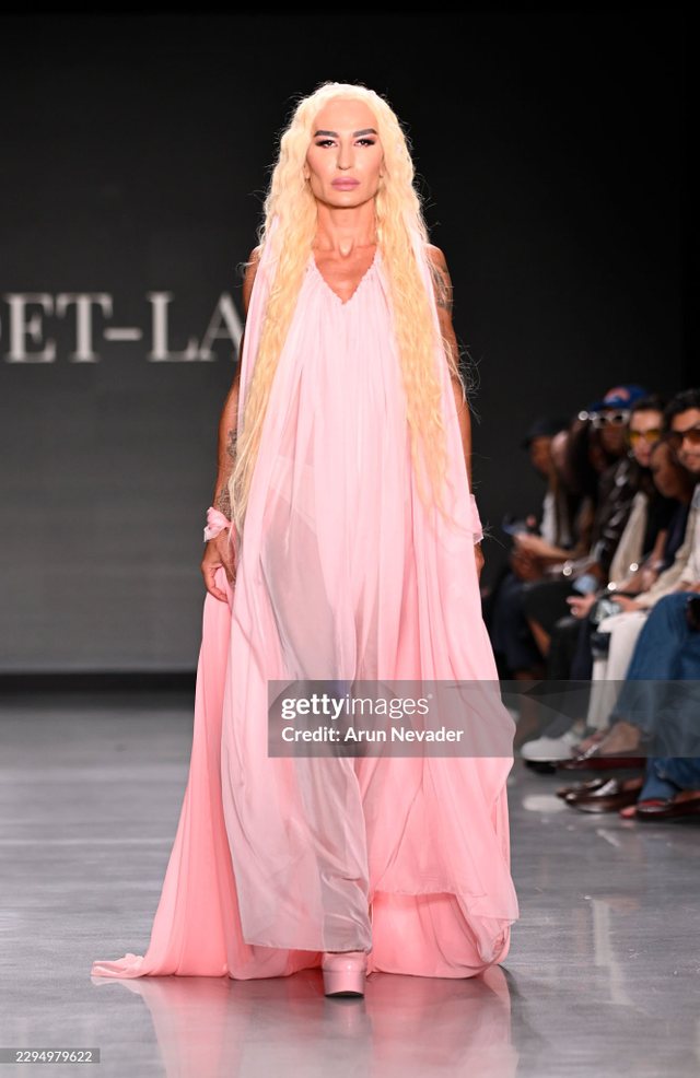 Elton Ilirjani sjell Parashqevi Simakun në New York Fashion Week me një homazh emocionues