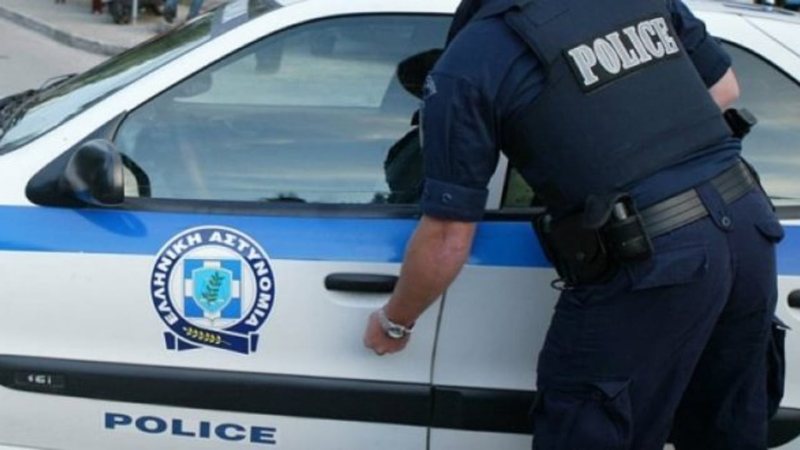 Përleshje mes rreth 15 personave në një zonë të Athinës, plagoset me thikë 40-vjeçari! Arrestohet edhe një shqiptar