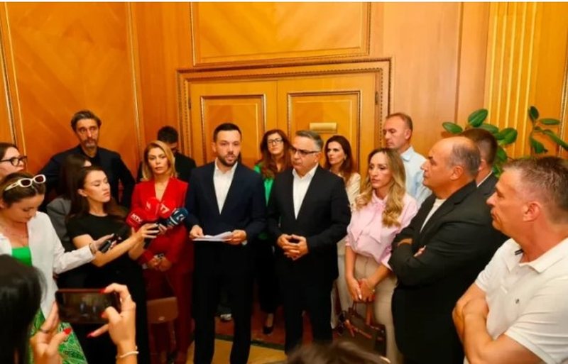 Kriza politike në Kosovë, PDK dhe AAK bojkotojnë seancën për votimin e qeverisë së re