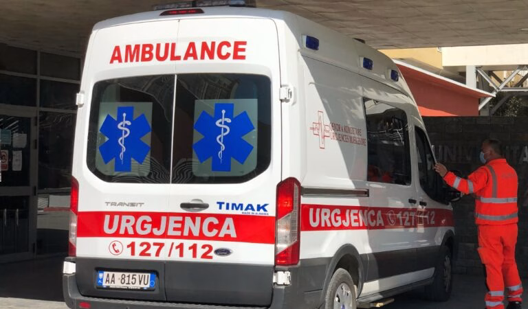 Aksident në Rrugën e Arbrit/ Përplasen dy automjete, plagosen dy persona