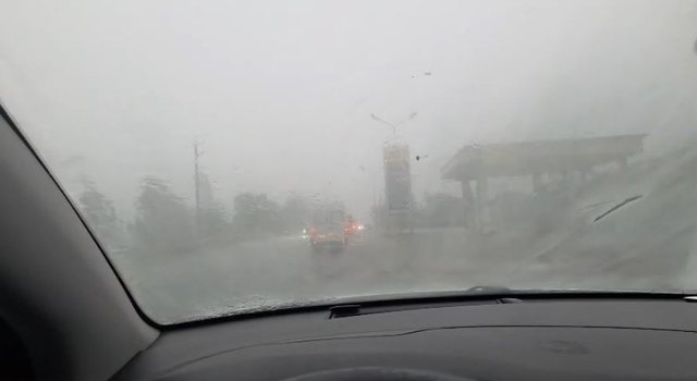 Rrebesh shiu e stuhi në Elbasan, përmbyten rrugët dhe vështirësohet qarkullimi