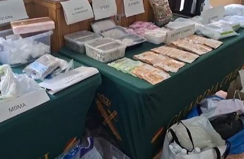Trafik droge përmes pakove postare, goditet banda kriminale në Valencia: Arrestohen 5 persona
