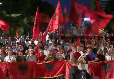 105 ditë protestë/ Qytetarët marshojnë drejt Kryeministrisë, thirrje kundër Ramës