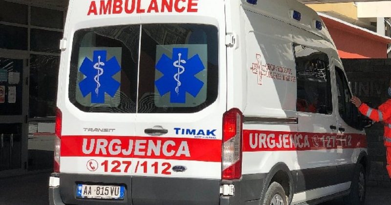 Aksident në Rrugën e Arbrit/ Përplasen dy automjete, plagosen dy persona