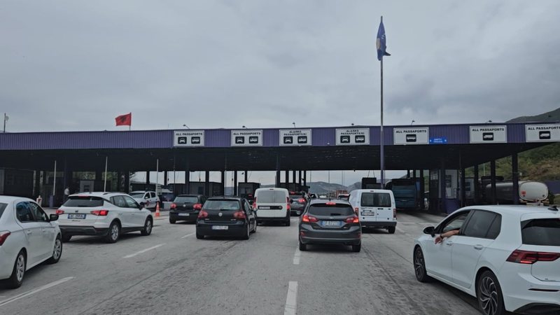 Qytetarë nga Shqipëria dhe diaspora drejt Prishtinës, nisen për marshin në mbështetje të ish-drejtuesve të UÇK-së