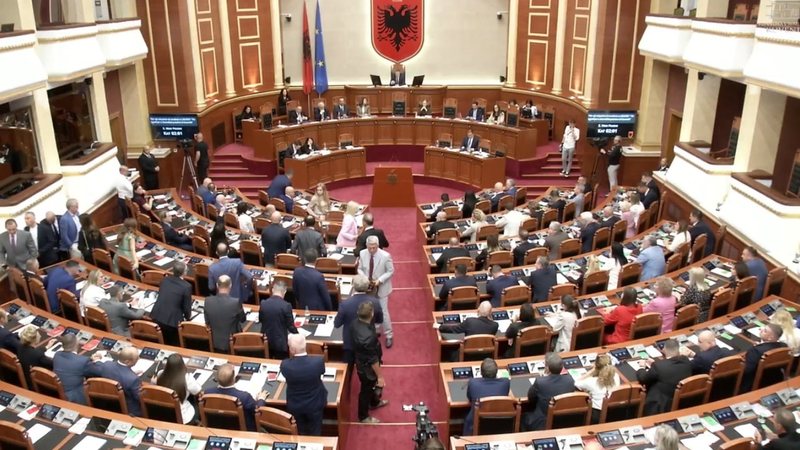Deputetët e PD-së braktisin sallën – Kuvendi voton me 79 vota pro Klodjana Spahiun ministre të Shëndetësisë, mbyllet seanca