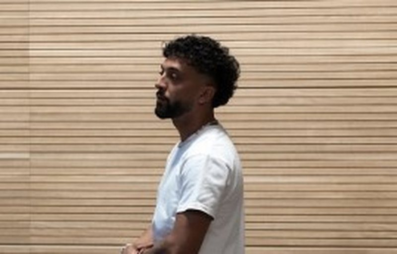 Kërcënoi me armë zjarri pronarin studios muzikore, këngëtari shqiptar shpëton paq nga burgu