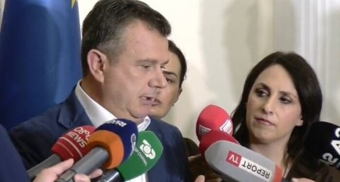“Do shqyrtohet më 17 shtator në Kuvend!”- Pagat e magjistratëve, Balla ironizon Opozitën: U ‘digjet barku’ për gjyqtarët, por i shajnë me “libër shtëpie”
