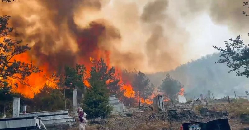 Përkeqësohet situata me zjarret në Ungrej të Lezhës, flakët e favorizuara nga era rrezikojnë varrezat dhe kishën e fshatit Rras