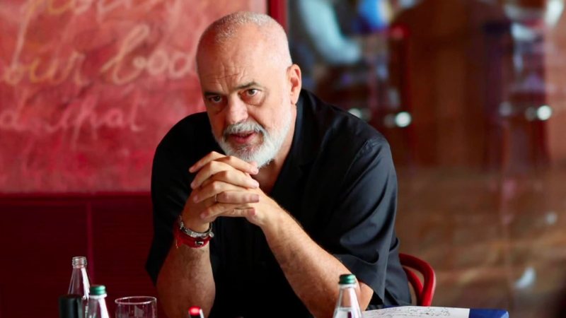 “Ah, sikur ta kisha shkruar vetë” – Rama ndan reflektimin për manipulimin dhe urrejtjen në hapësirën publike: Nëse politika ka nevojë për gënjeshtra, meriton të mbytet