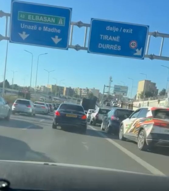 Dita e parë e shkollës krijon trafik, qytetarët vonohen për punë
