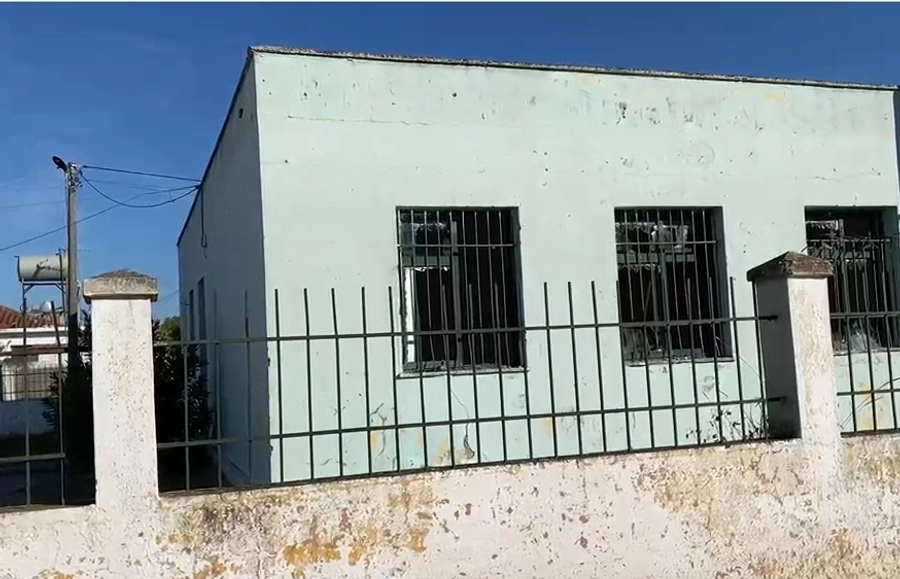Durrës/ Gjimnazi 'Gjergj Kastrioti' i mbyllur prej 7 vitesh! Në Fllakë fëmijët mësim në klasat pa xhama e mes ferrave