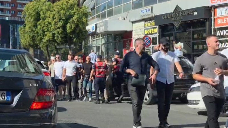Protestuesit tentojnë të bllokojnë rrugën tek “Zogu i Zi”, policia ndërhyn dhe shoqëron disa persona
