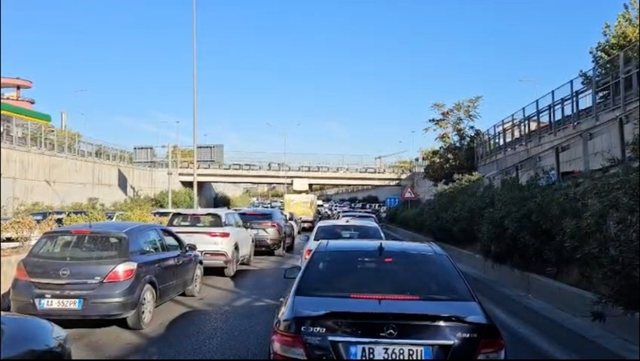 Nisja e viti të ri shkollor shkakton kaos në qarkullim, rradhë kilometrike në kryeqytet deri në afërsi të Paskuqanit
