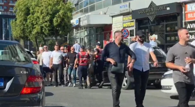 Protestuesit zhvillojnë tubim në ditën e parë të shkollës, shoqërohen disa prej tyre