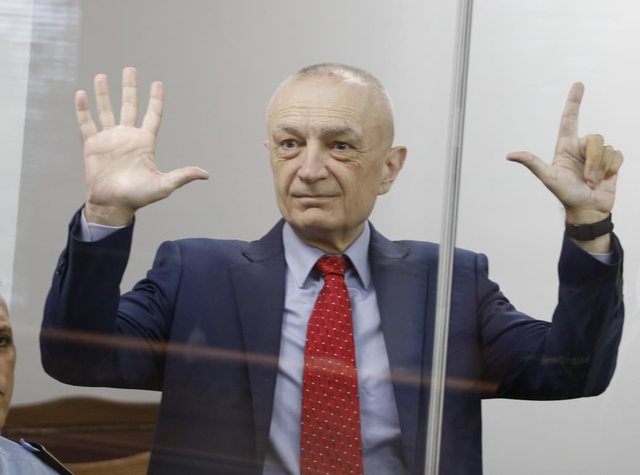 Ilir Meta del nga kafazi