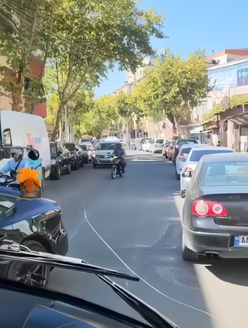 Të fortët e Ali Demit parkojnë në mes të rrugës, autobusi s’ka ku kalon