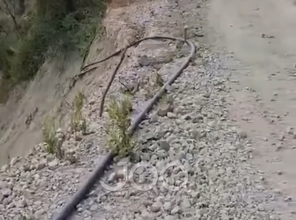 “Ka 8 muaj që është shembur”/ Rruga në Petrelë rrezikon të shembet plotësisht