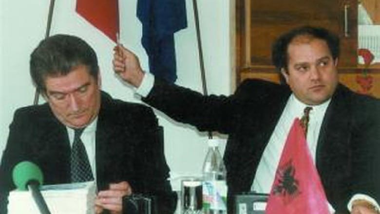 Lufta e egër e Berishës ndaj Azem Hajdarit nga përgjimi, shantazhi, përjashtimi nga PD tek ndëshkimi i së bijës. Akuzat: Spiun i Sigurimit, ordiner dhe klloun i politikës