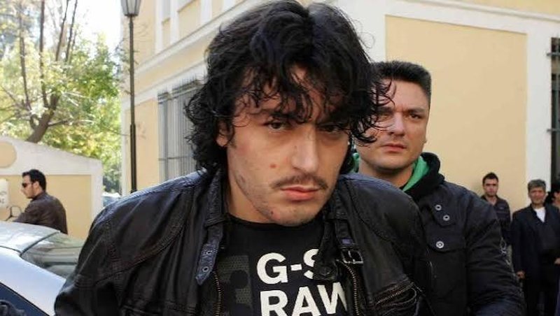 Nga arratisjet spektakolare te dënimet me burgim të përjetshëm, si arriti Alket Rizai të merrte 16 leje për të dalë nga qelia