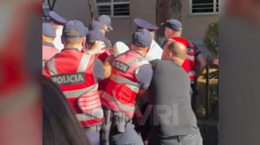 I dhunojnë dhe arrestojnë/ Policia prangos 12 protestues se thirrën: Rama jepe dorëheqjen 