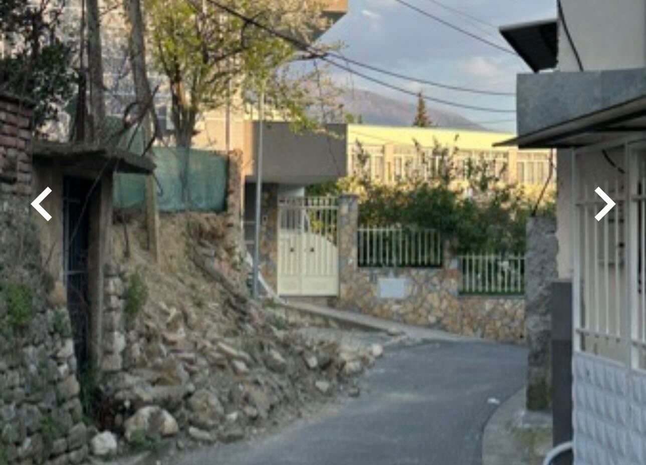 “Shiriti është vendosur që në shkurt”/ Muri i shembur përballë gjimnazit në Shkozë, banorët: “Po rrezikohen fëmijët”