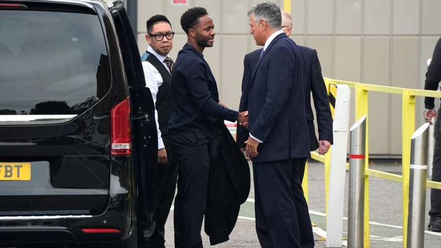 Sterling pranon akuzat, rrezikon deri në dy vjet burg
