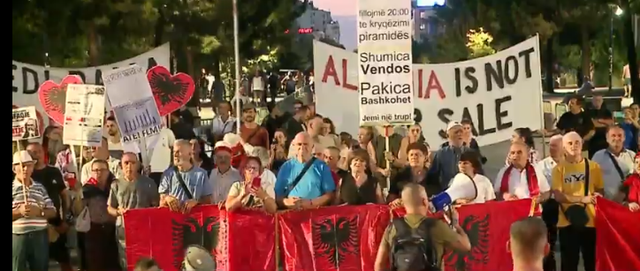 “Arrestoni Ramën!”/ Protesta përshkallëzohet, turma marshon drejt Kryeministrisë