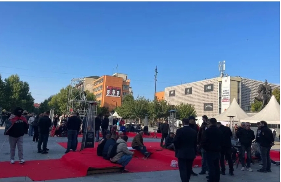 FOTO/ Shqiptarët në Hagë e Kosovë, presin në sheshe verdiktin! Djali i Thaçit dhe gruaja e Selimit hyjnë në Gjykatë