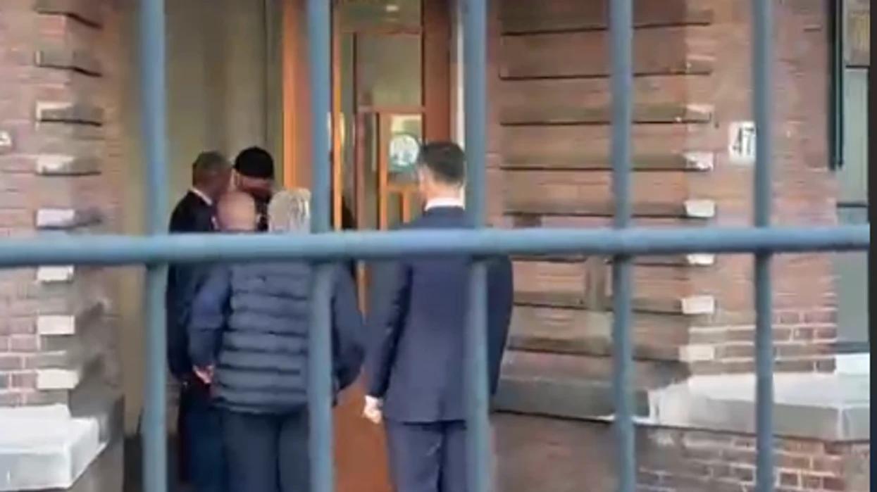 Pritet vendimi në Hagë për ish-krerët e UÇK-së/ Endrit Thaçi dhe familjarët e ish-presidentit futen në objektin e Gjykatës Speciale