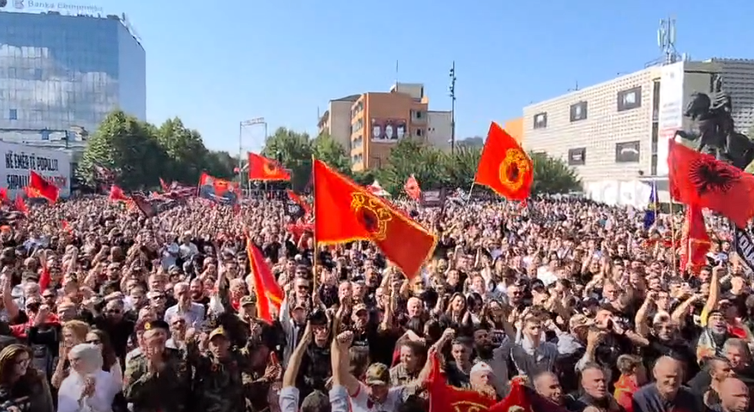 Haga rrëzon akuzat për krime kundër njerëzimit, festë në Kosovë!