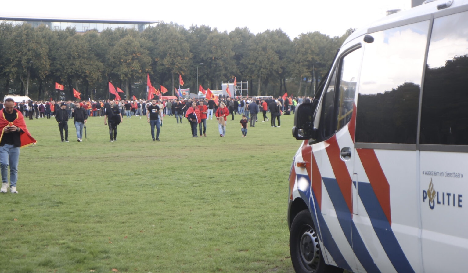 Trazira dhe tensione në Hagë pas dënimit të Thaçit, policia ndërhyn ndaj protestuesve shqiptarë