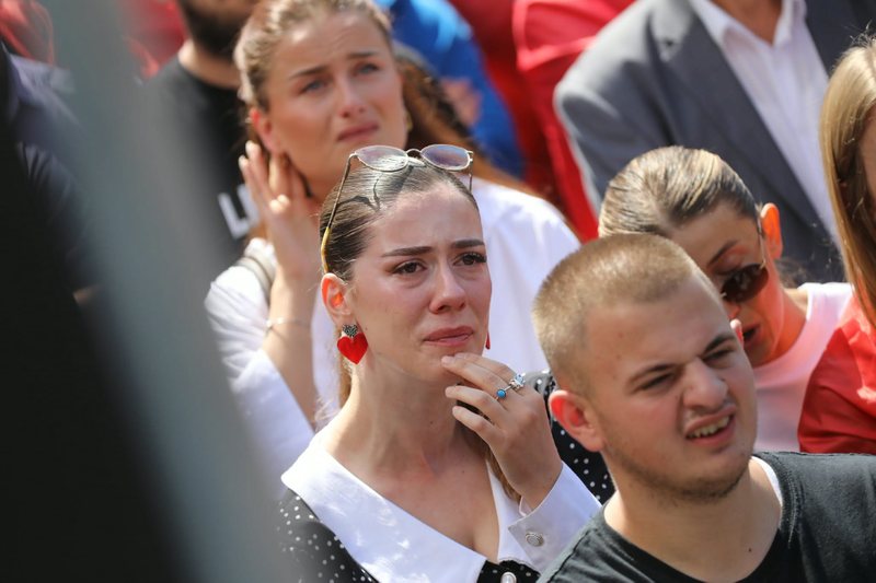 FOTOT/ Momenti kur qytetarët e Prishtinës janë në lot pas vendimit të Hagës, dhimbje e trishtim në sheshet e kryeqytetit