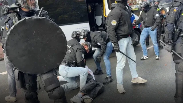 VIDEO/ Tension jashtë gjykatës speciale në Hagë, policia shoqëron disa prej mbështetësve të ish-krerëve të UÇK-së 