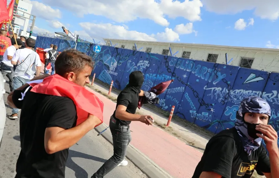 Dënimi i ish krerëve të UÇK-së, Protestuesit gjuajnë me gurë drejt zyrave të EULEX-it