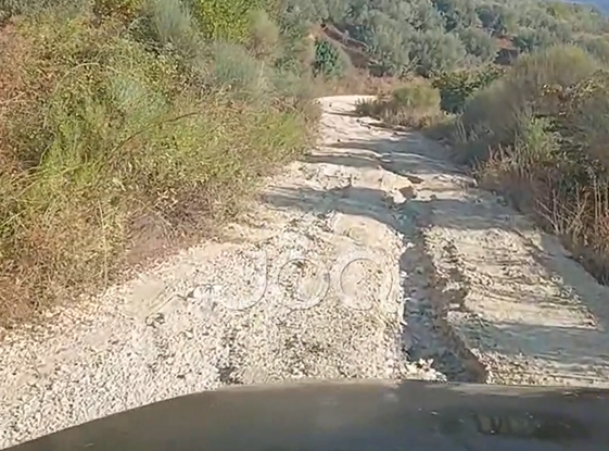 “Bashkia po tallet me ne?”/ Ndërhyrja me çakëll në rrugën Veleshnjë-Molisht, banorët kërkojnë asfaltim