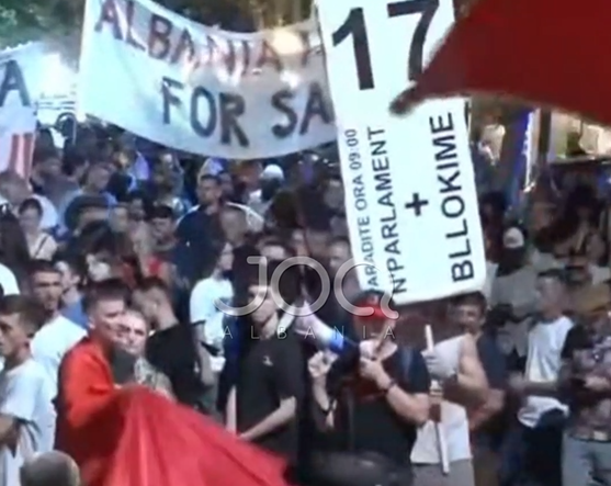 Protesta e 109-të/ Qytetarët mbushin rrugët e Tiranës