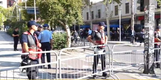 Seancë plenare dhe protestë, policia rrethon Parlamentin, vendos gardhin metalik