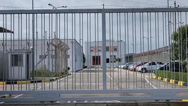Kontrolle në burgjet e Peqinit dhe Fierit/ Kapen celularë, procedohen 9 persona