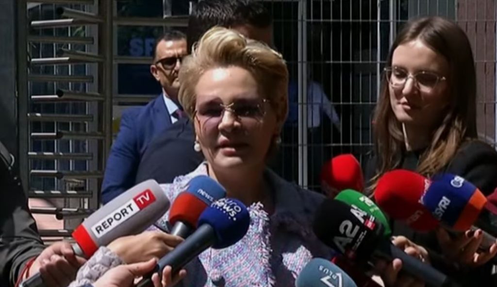 Kryemadhi përballet me protestuesit jashtë GJKKO: Strukturohuni, se nuk keni gjë në vijë!